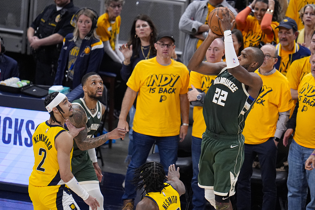 Khris Middleton (#22) of the Milwaukee Bucks shoots in Game 3 of the NBA Eastern Conference first-round playoffs against the Indiana Pacers at Gainbridge Fieldhouse in Indianapolis, Indiana, April 26, 2024. /CFP