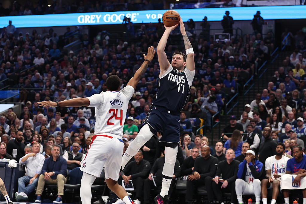 Luka Doncic (#77) of the Dallas Mavericks shoots in Game 3 of the NBA Western Conference first-round playoffs against the Los Angeles Clippers at the American Airlines Center in Dallas, Texas, April 26, 2024. /CFP