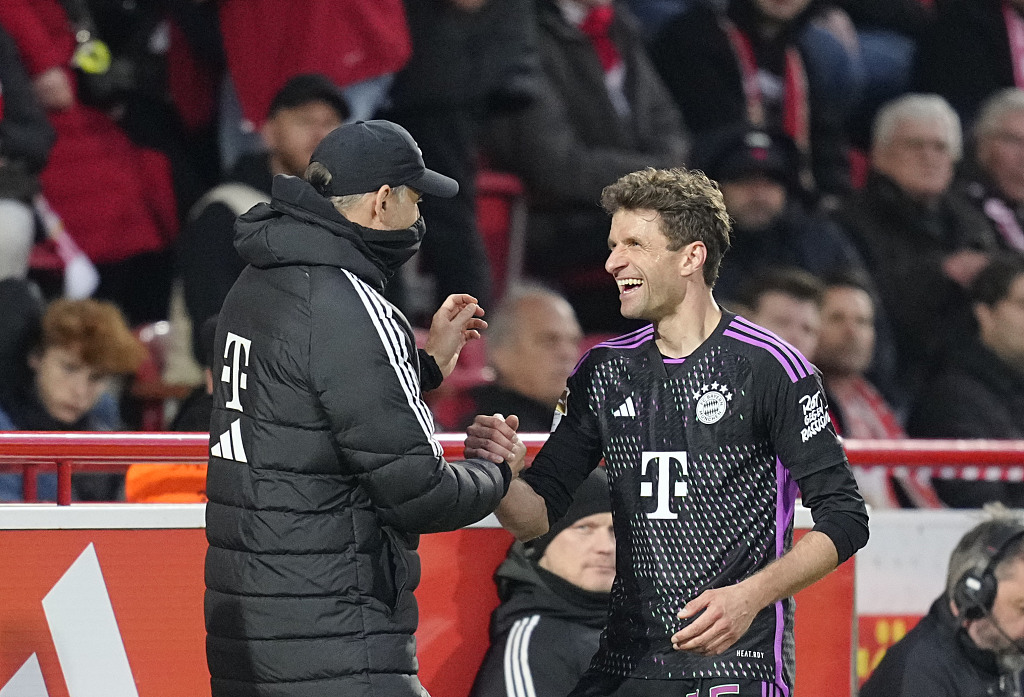 Thomas Tuchel (L), manager of Bayern Munich, talks to player Thomas Muller during the Bundesliga game against Union Berlin at An der Alten Foersterei in Berlin, Germany, April 20, 2024. /CFP 