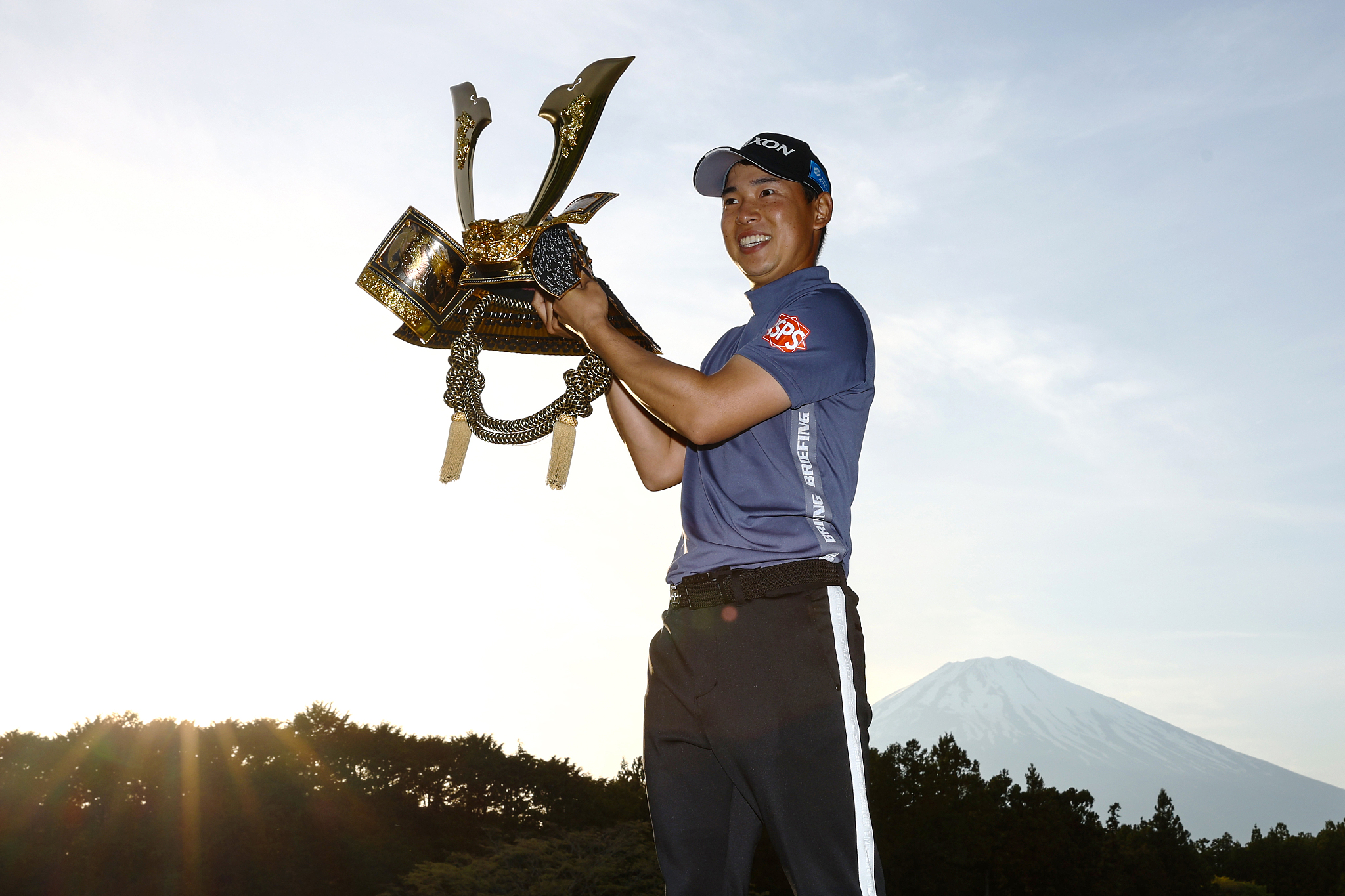 Yuto Katsuragawa of Japan holds his trophy after winning the ISPS Handa Golf Championship in Gotemba, Japan, April 28, 2024. /CFP
