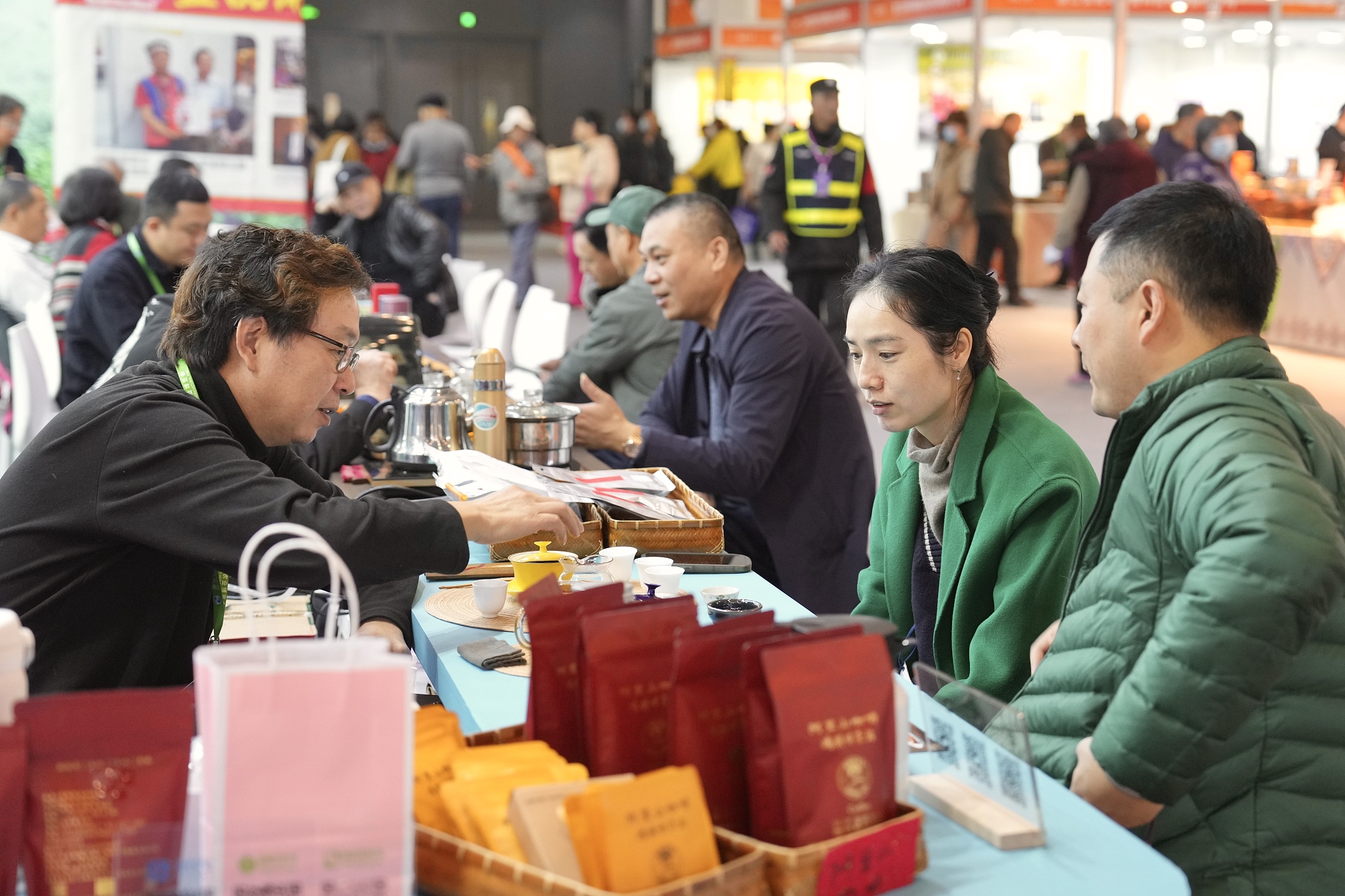 Mainland consumers buy agriculture products from Taiwan at an exhibition in Hangzhou City, east China's Zhejiang Province, December 7, 2023. /CFP