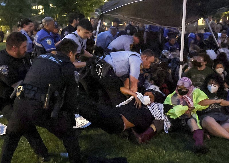 Police arrest pro-Palestinian protesters attempting to camp on Washington University's campus in St. Louis, U.S., April 27, 2024. /CFP