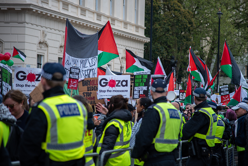 The Metropolitan Police stand on guard as Palestinian and Israeli activists approach one another during the National March for Palestine Protest in London, United Kingdom, April 27, 2024. /CFP
