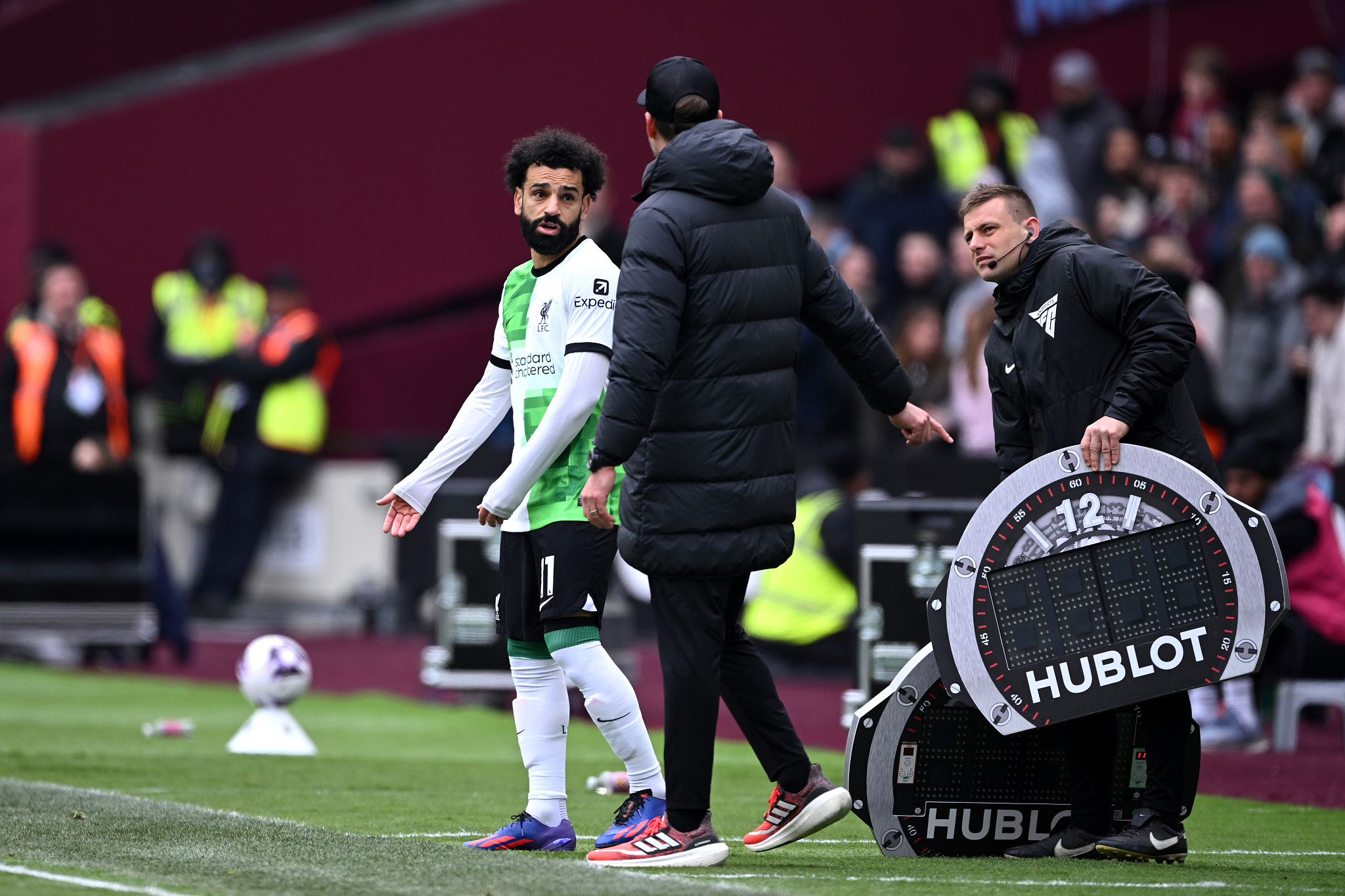 Mohamed Salah (L) of Liverpool in a row with manager Jurgen Klopp (C) during their game against West Ham United at London Stadium in London, England, April 27, 2024. /CFP