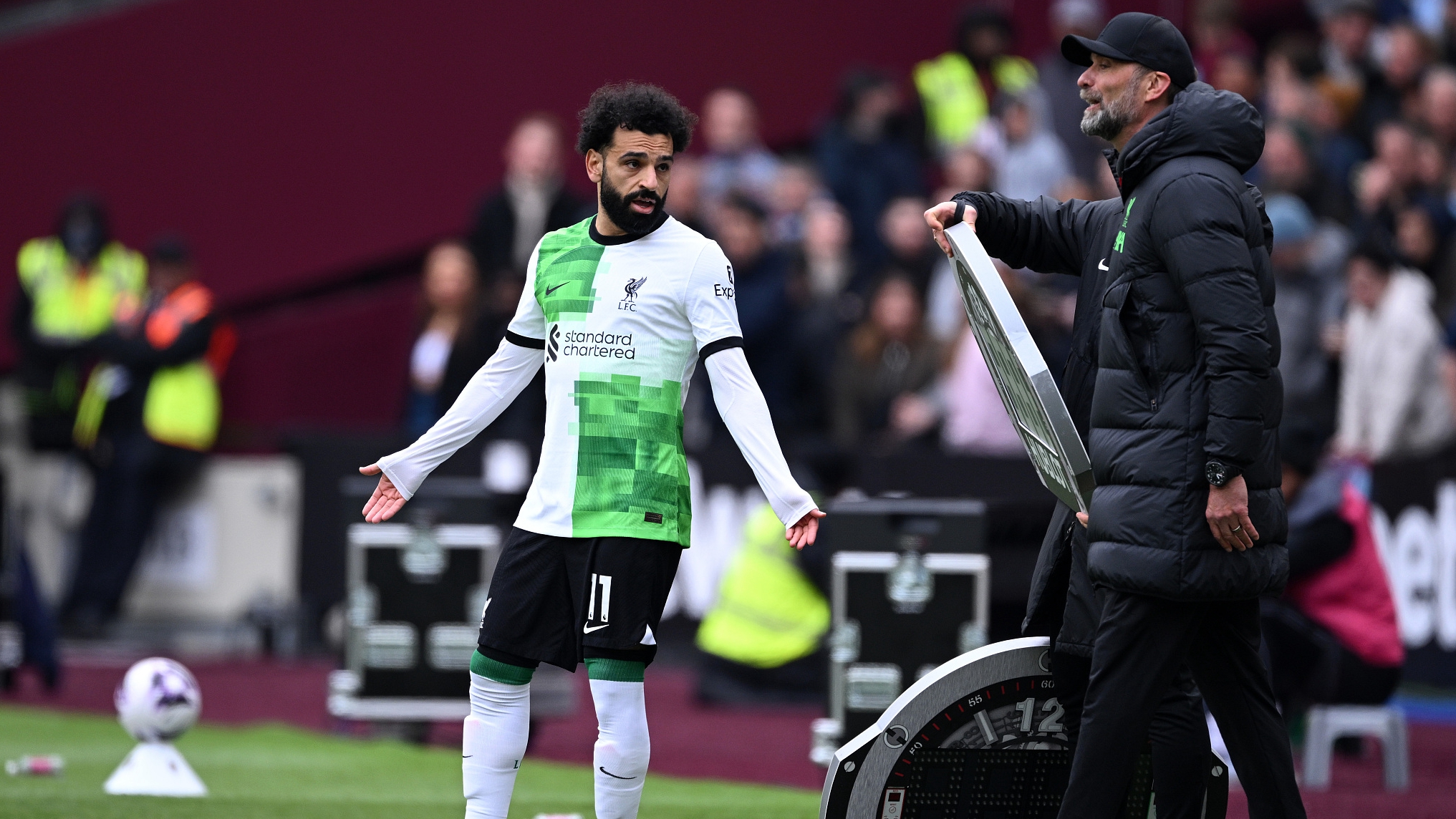 Mohamed Salah (L) of Liverpool argues with manager Jurgen Klopp on the touchline during their game against West Ham United at London Stadium in London, England, April 27, 2024. /CFP
