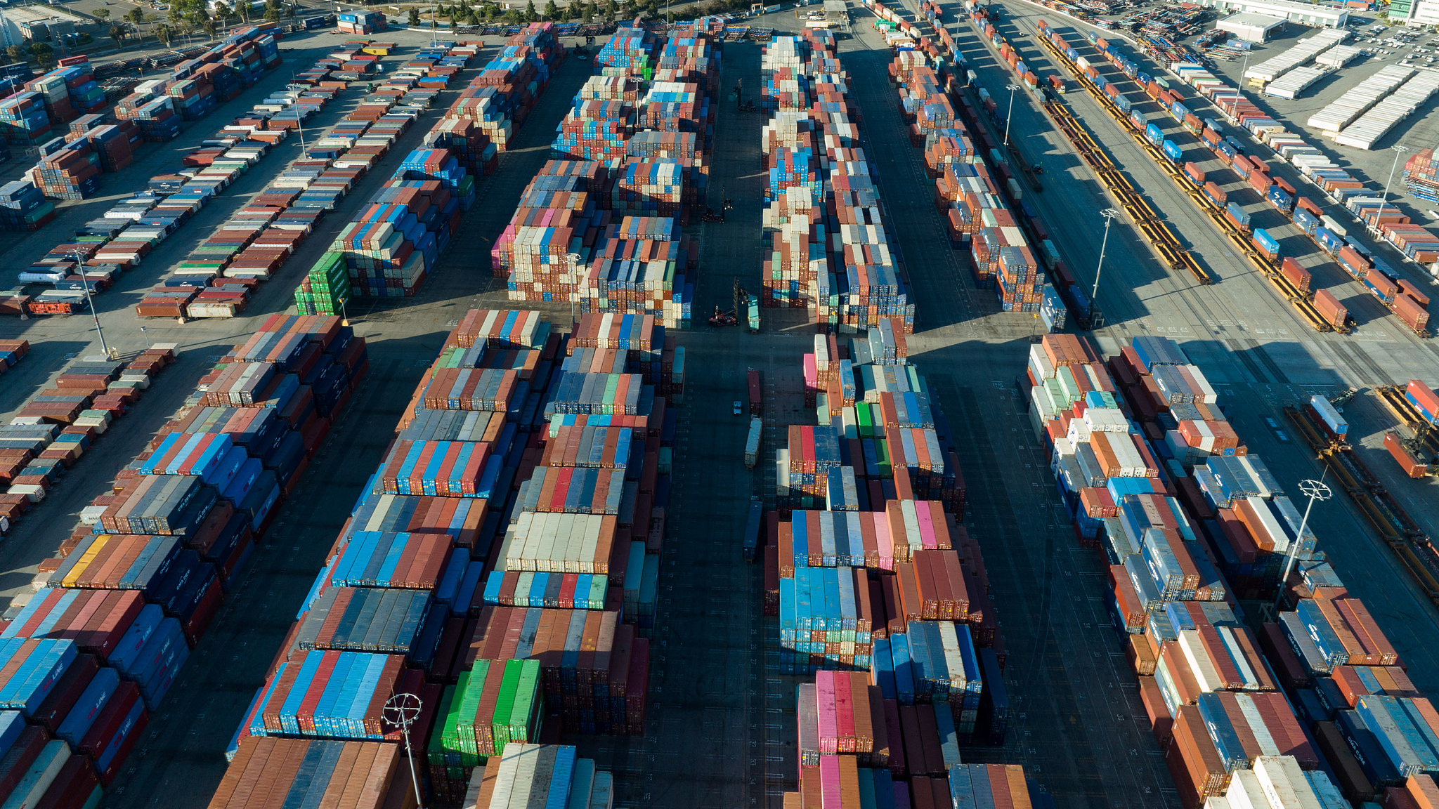 File photo of containers at a port of Los Angeles, California, the U.S. /CFP