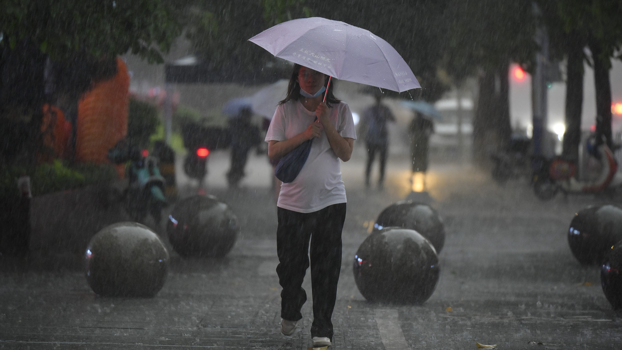 Citizens go out in the rain, Guangzhou, China, April 27, 2024. /CFP