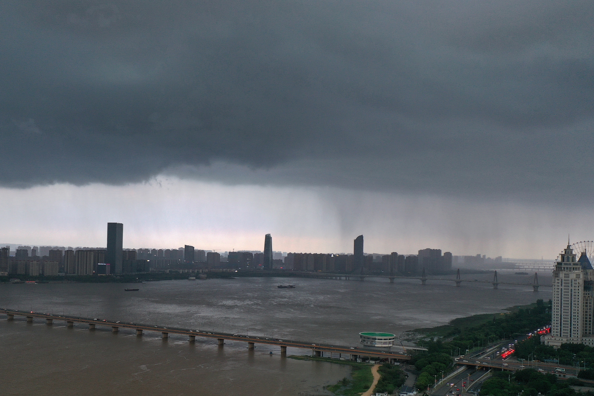 Downpour in Nanchang City after an orange alert for hail was issued in multiple cities in east China's Jiangxi Province on April 28, 2024. /CFP