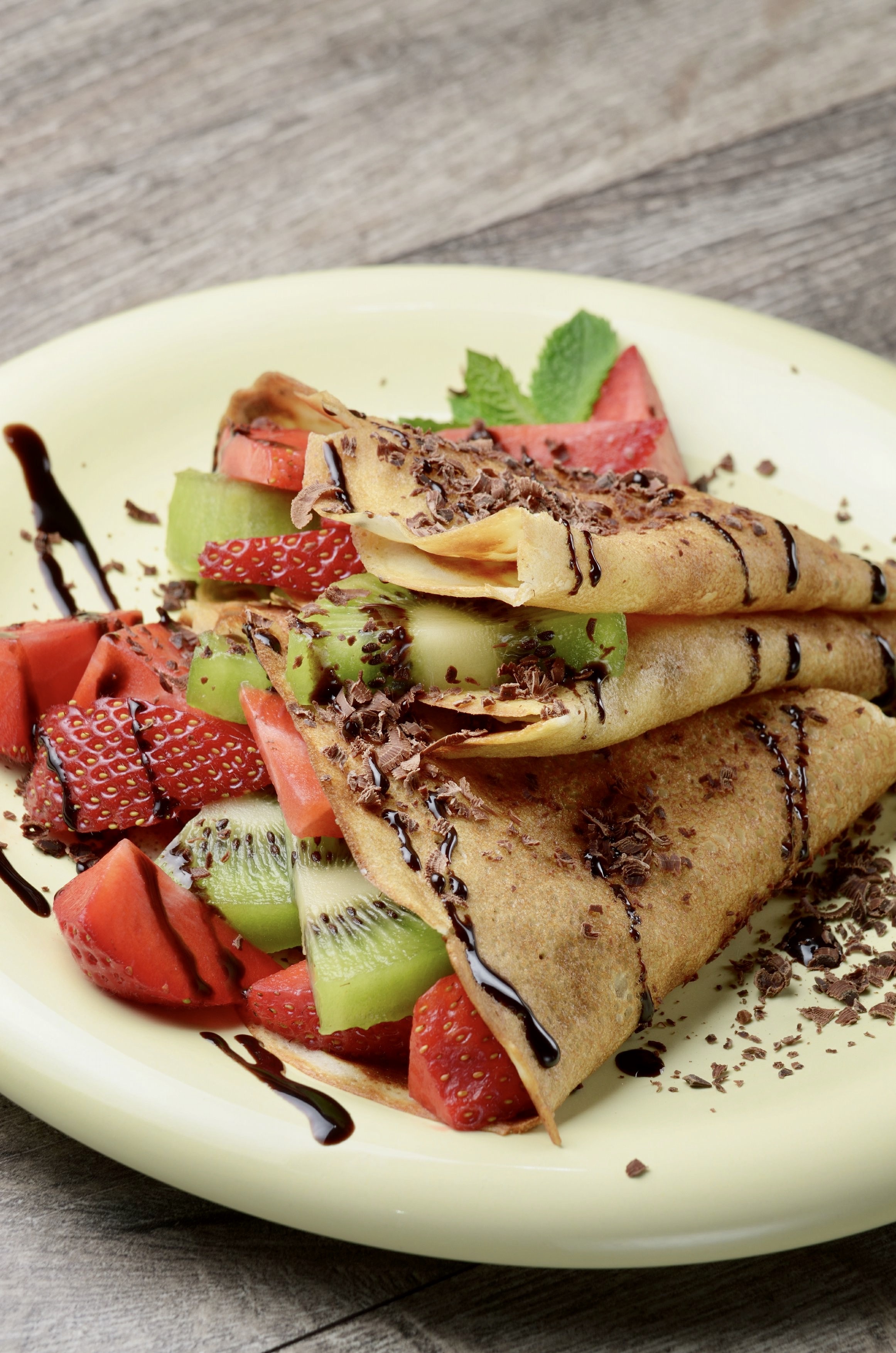 An undated photo shows a French crêpe with fruit. /IC