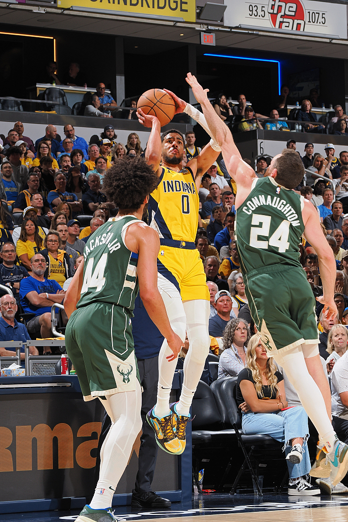 Tyrese Haliburton (#0) of the Indiana Pacer shoots in Game 4 of the NBA Eastern Conference first-round playoffs against the Milwaukee Bucks at Gainbridge Fieldhouse in Indianapolis, Indiana, April 28, 2024. /CFP