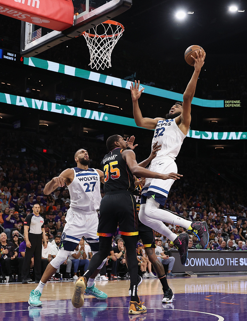 Karl-Anthony Towns (#32) of the Minnsota Timberwolves drives toward the rim in Game 4 of the NBA Western Conference first-round playoffs against the Phoenix Suns at Footprint Center in Phoenix, Arizona, April 28, 2024. /CFP
