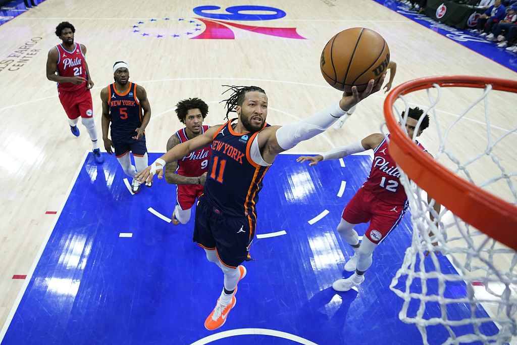Jalen Brunson (#11) of the New York Knicks drives toward the rim in Game 4 of the NBA Eastern Conference first-round playoffs against the Philadelphia 76ers at the Wells Fargo Center in Philadelphia, Pennsylvania, April 28, 2024. /CFP