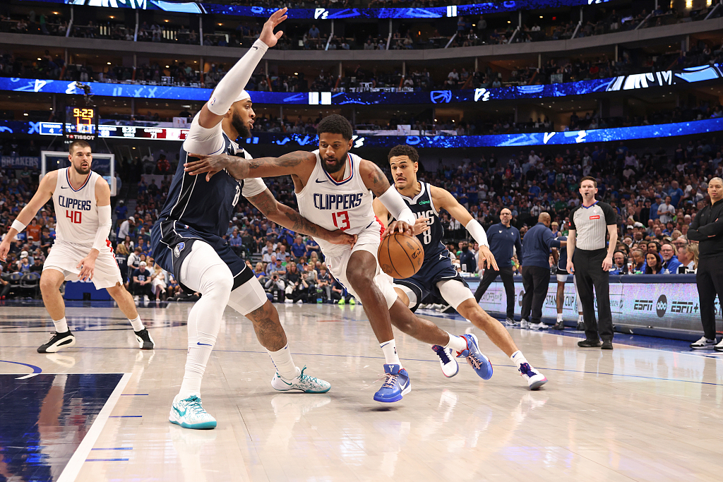 Paul George (#13) of the Los Angeles Clippers penetrates in Game 4 of the NBA Western Conference first-round playoffs against the Dallas Mavericks at the American Airlines Center in Dallas, Texas, April 28, 2024. /CFP