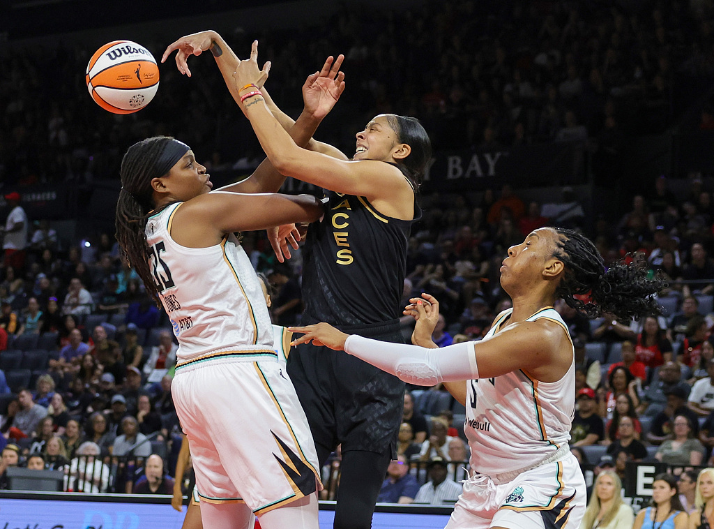 Candace Parker (C) of the Las Vegas Aces passes in the game against the New York Liberty at Michelob ULTRA Arena in Las Vegas, Nevada, June 29, 2023. /CFP