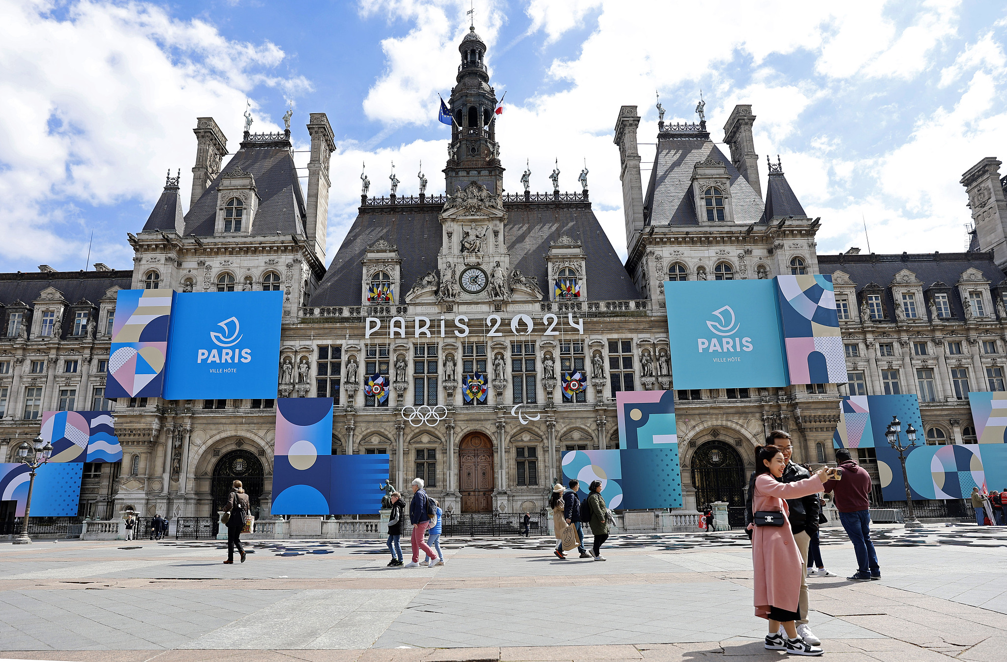 Paris 2024 logo and posters of the Olympic and Paralympic Games are displayed on the façade of the town hall in Paris, France, April 25, 2024. /CFP