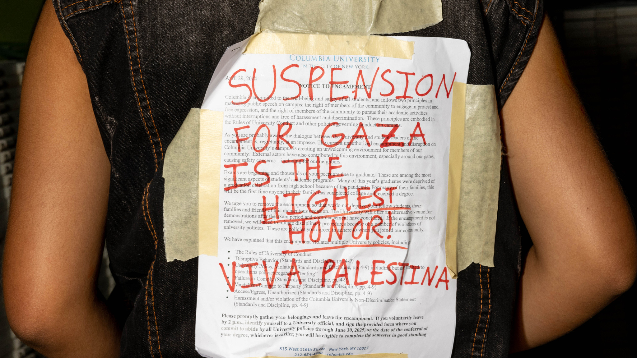 A protester wears the university's disciplinary warning covered over by support for Palestinians in Gaza at Columbia University in New York City, U.S., April 29, 2024. /CFP