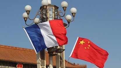 The national flags of China and France are hoisted in Beijing. /CFP