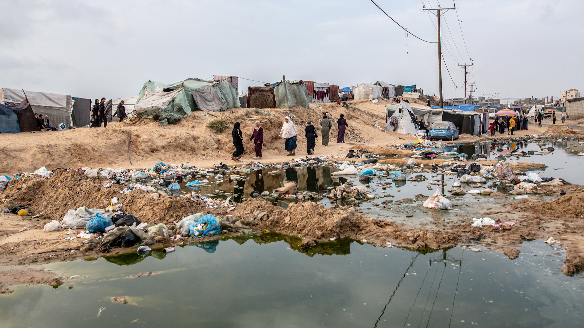 Palestinians who take refuge and live in tents also face the risk of epidemics due to uncollected garbage and accumulated sewage water in Rafah, Gaza, April 26, 2024. /CFP