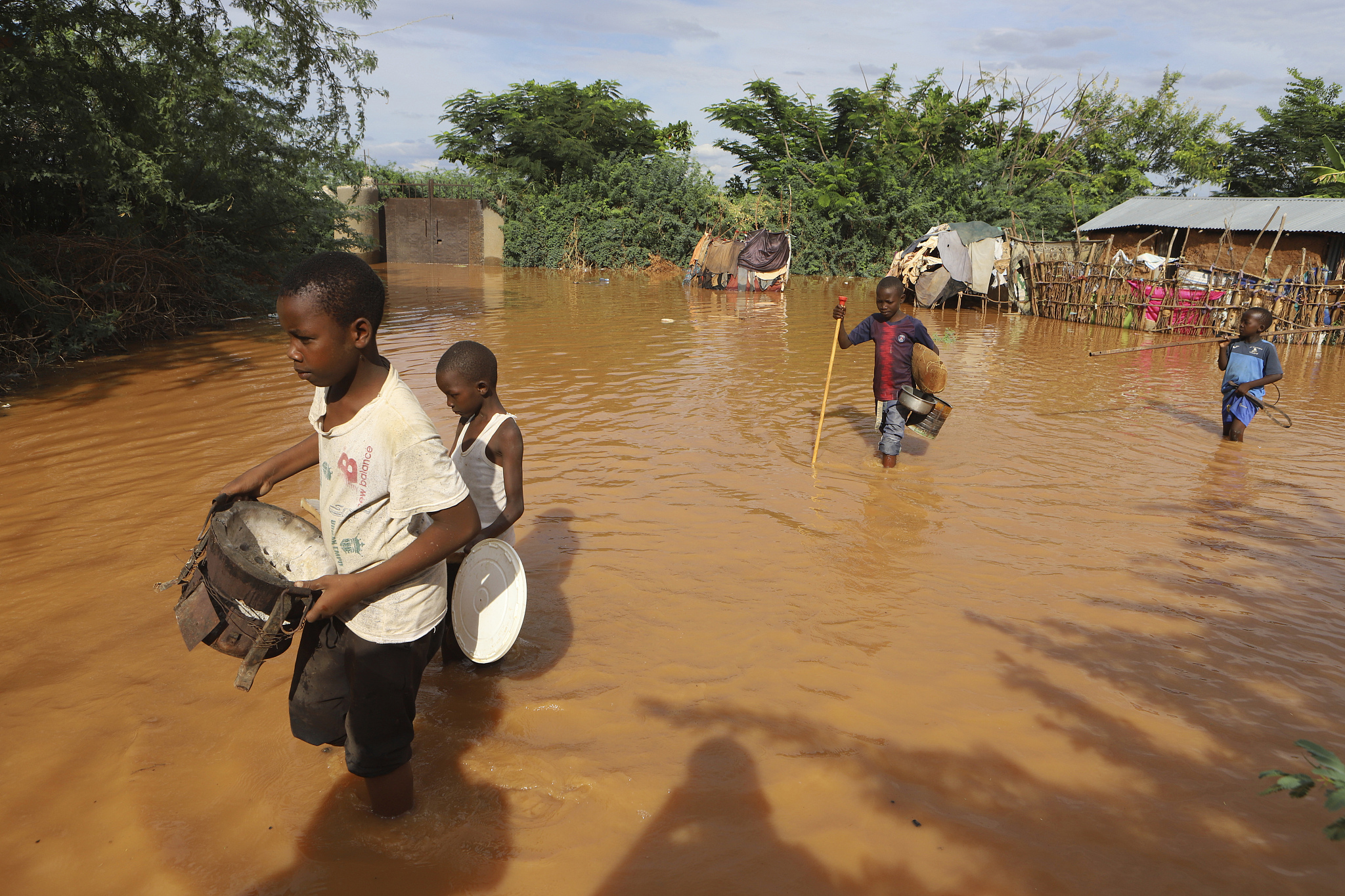 Children fleeing floodwaters that wreaked havoc at Mororo, Kenya, April 28, 2024. /CFP