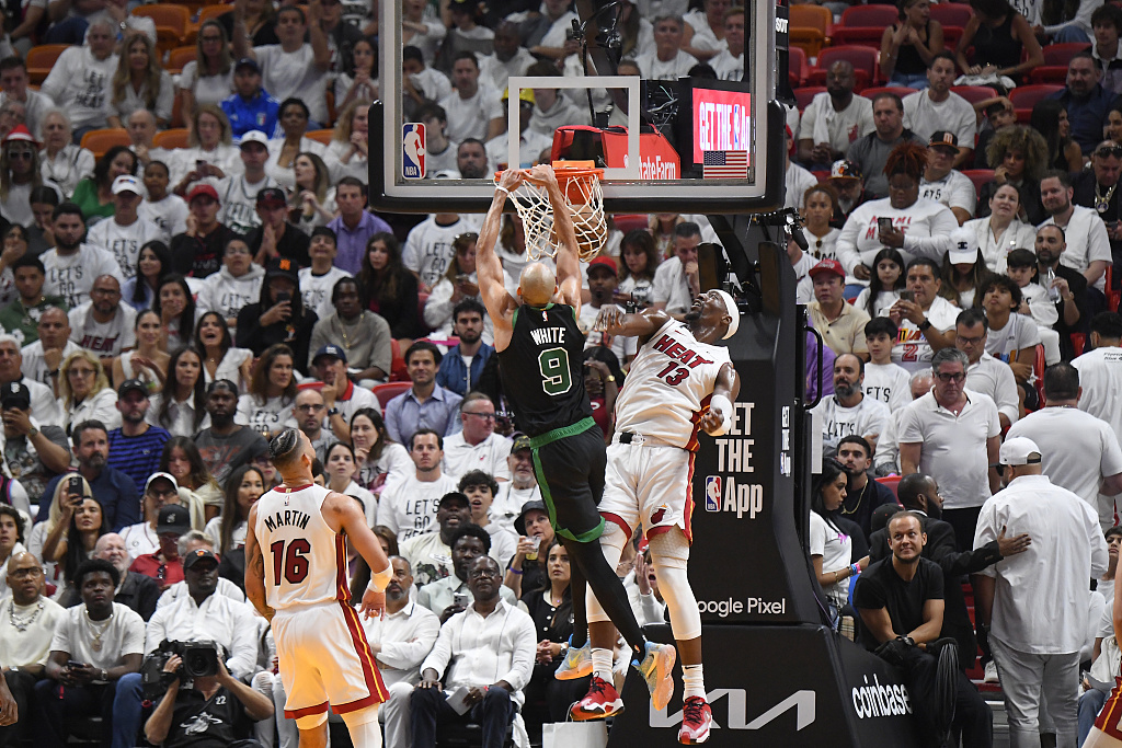 Derrick White (#9) of the Boston Celtics dunks in Game 4 of the NBA Eastern Conference first-round playoffs against the Miami Heat at the Kaseya Center in Miami, Florida, April 29, 2024. /CFP