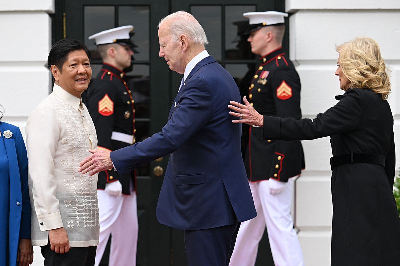 U.S. President Joe Biden and First Lady Jill Biden (R) greet Philippines President Ferdinand Marcos Jr. upon arrival at the South Portico of the White House in Washington D.C., the U.S., May 1, 2023. /CFP