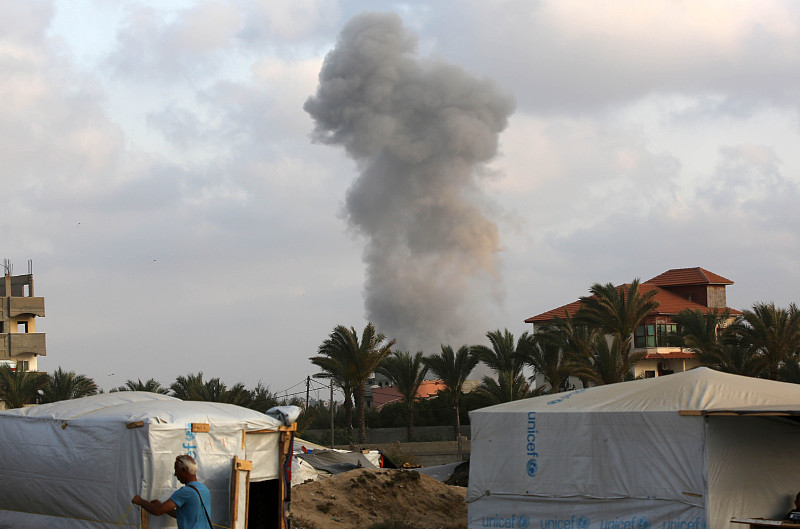 Smoke rises in the area after the Israeli army attacked a house belonging to the Al Azaziza family as Israeli attacks continue in Deir al-Balah, Gaza, April 30, 2024. /CFP