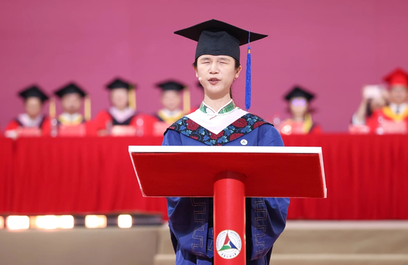 Dong Lina, China's first visually impaired master's degree graduate of broadcasting and television, delivers a speech at the 2023 graduation ceremony of Communication University of China (CUC), Beijing, capital of China, June 28, 2023. /Screenshot from the official WeChat account of the CUC