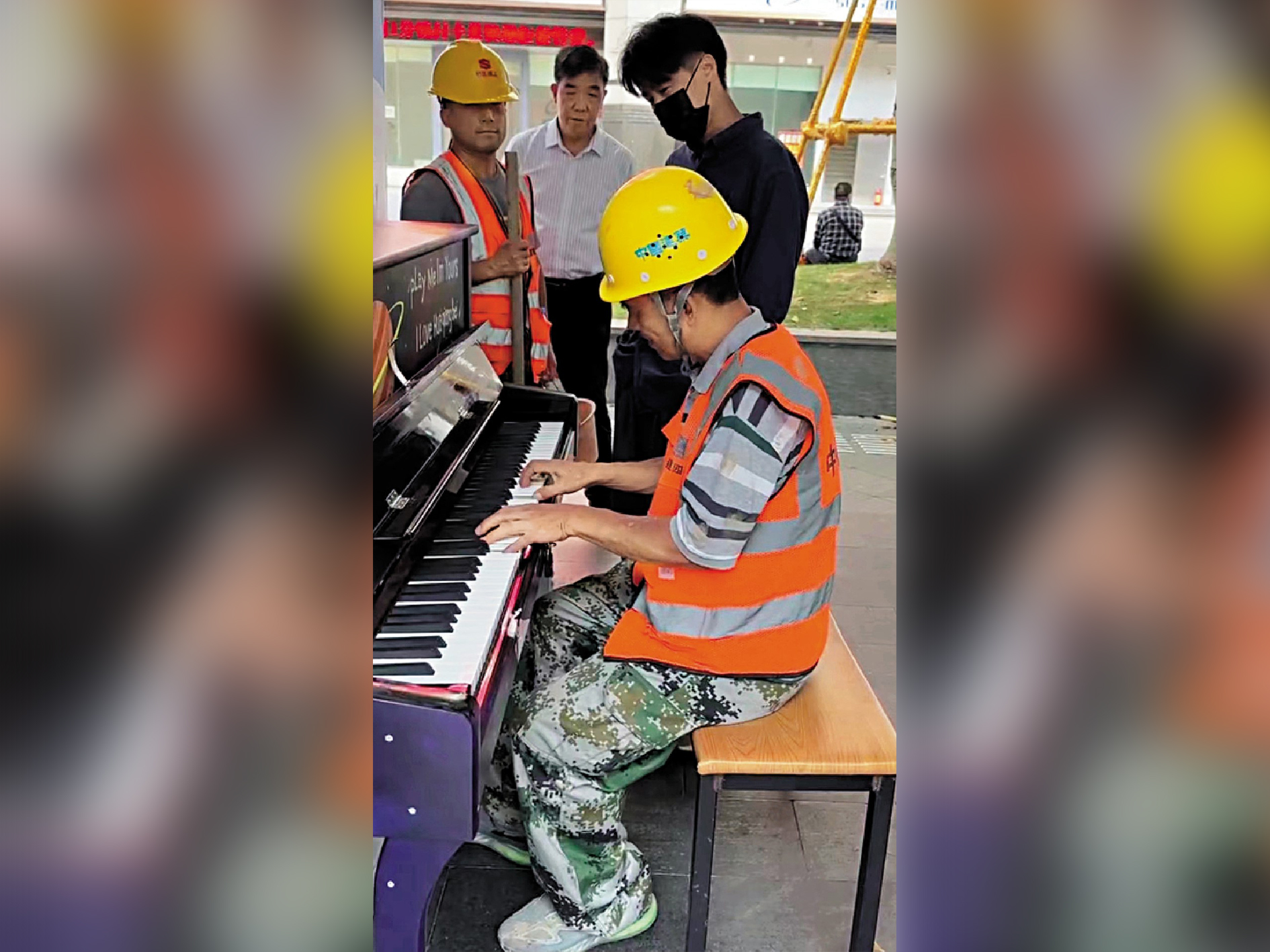 Yi Qunlin, wearing a construction worker's uniform, plays the piano on the street. /Screenshot of a viral video online