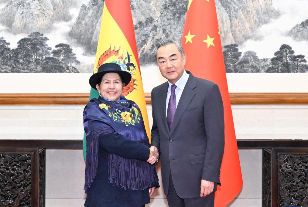 Chinese Foreign Minister Wang Yi poses during a photo session with Bolivian Foreign Minister Celinda Sosa Lunda in Beijing, capital of China, April 28, 2024. /Xinhua