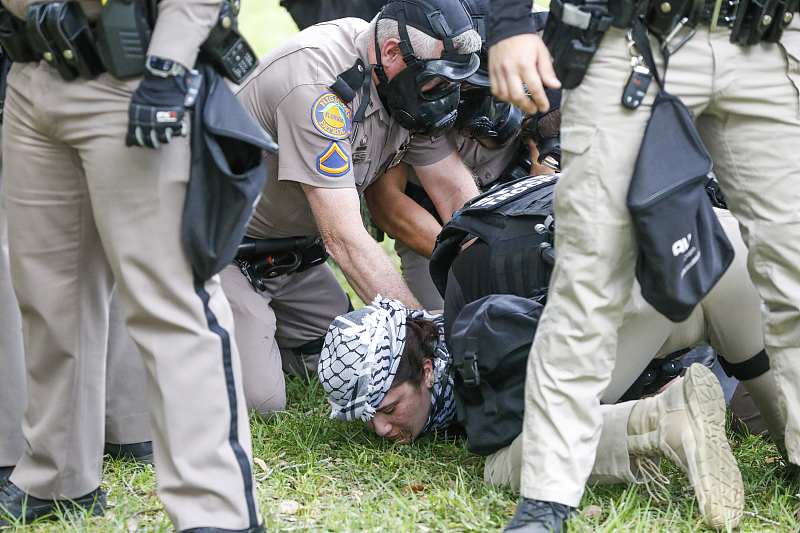 A Pro-Palestinian protester is arrested by law enforcement at the University of South Florida MLK Plaza Fountain in Tampa, Florida, April 30, 2024. /CFP