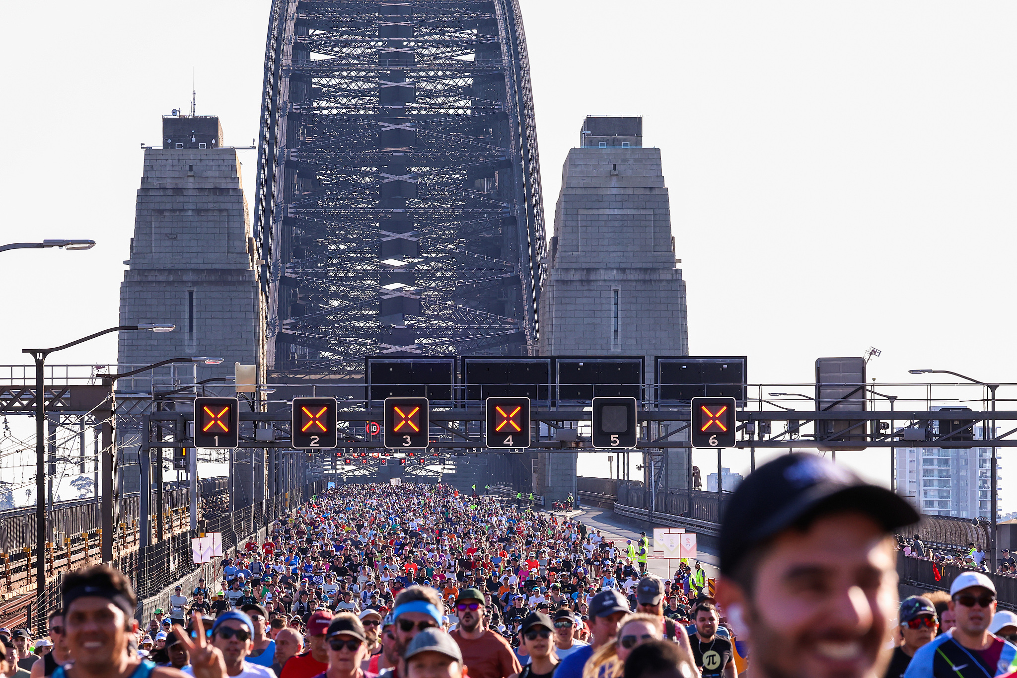 Runners cross the Sydney Harbor Bridge during the Sydney Marathon in Sydney, Australia, September 17, 2023. /CFP