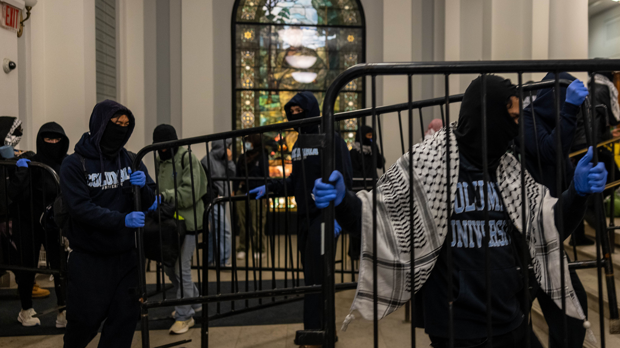 Pro-Palestinian demonstrators barricade themselves inside Hamilton Hall in Columbia University, New York City, the U.S., April 30, 2024. /CFP