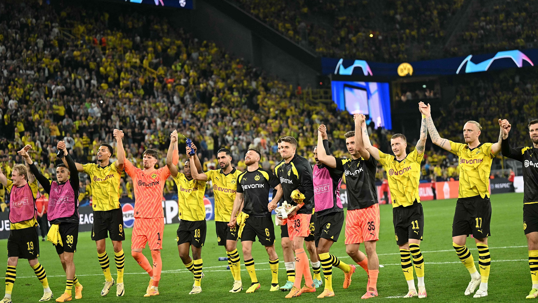 Dortmund players gesture to home crowds after beating PSG 1-0 in the Champions League semi-final first leg in Dortmund, Germany, May 1, 2024. /CFP