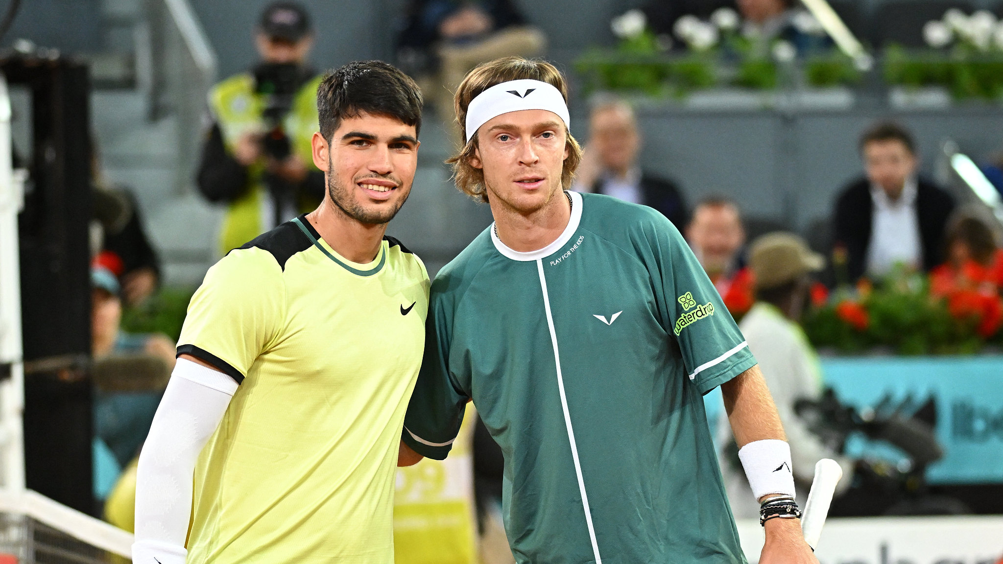 Carlos Alcaraz (L) and Andrey Rublev pose for a picture before their quarter-final clash at the Madrid Open in Madrid, Spain, May 1, 2024. /CFP