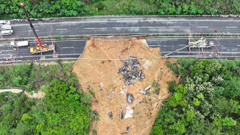 Rescue workers at the site of an expressway collapse on the Meizhou-Dabu Expressway in Meizhou, south China's Guangdong Province, May 1, 2024. /CFP
