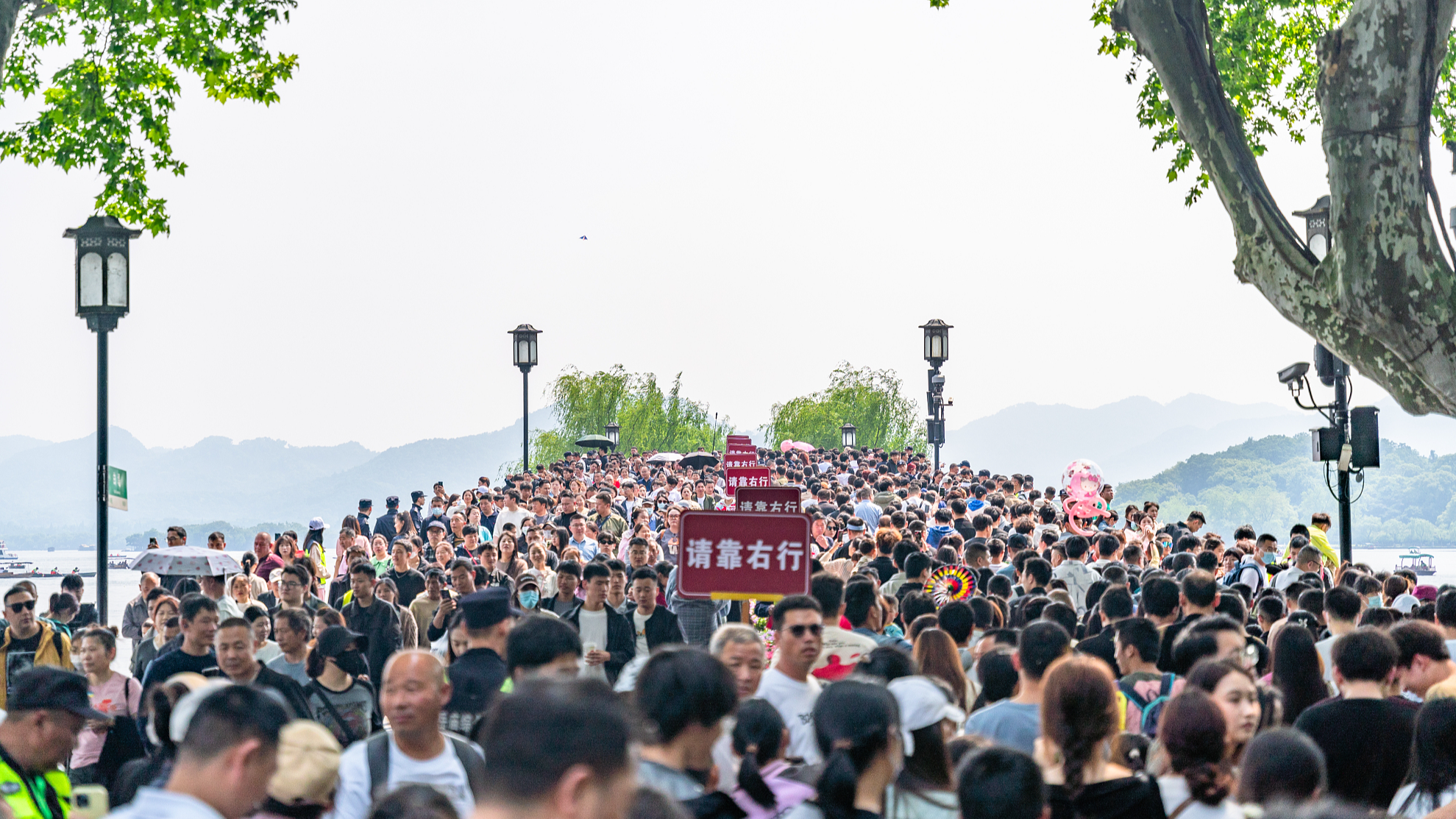 Tourists in Hangzhou City, east China's Zhejiang Province, May 1, 2024. /CFP