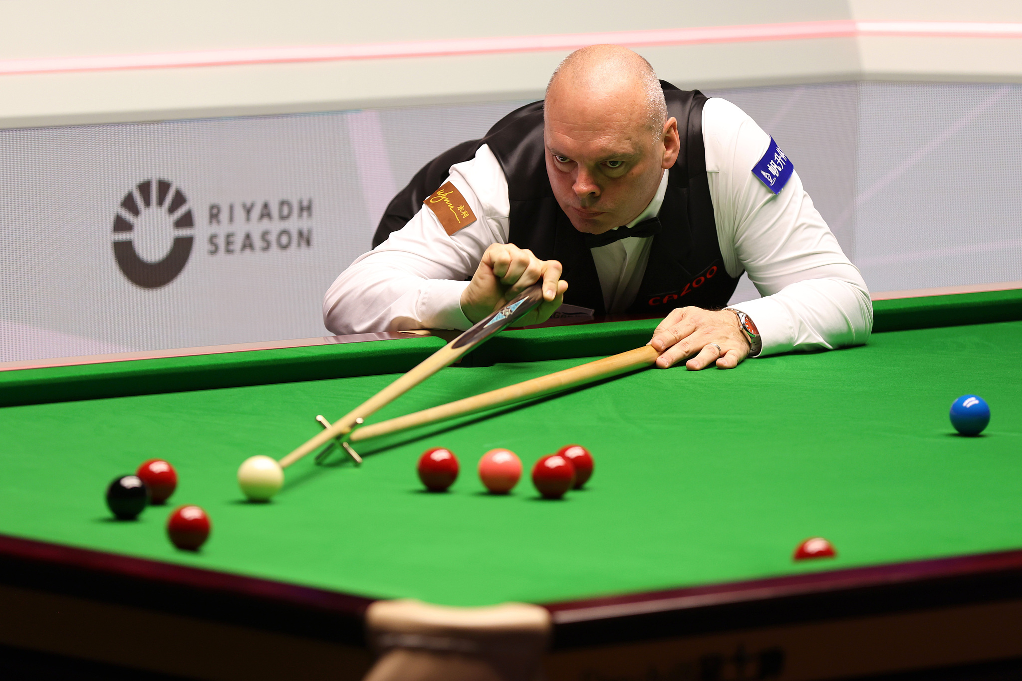 Stuart Bingham of England plays a shot in the quarterfinal during the Snooker World Championship at the Crucible Theater in Sheffield, England, May 1, 2024. /CFP
