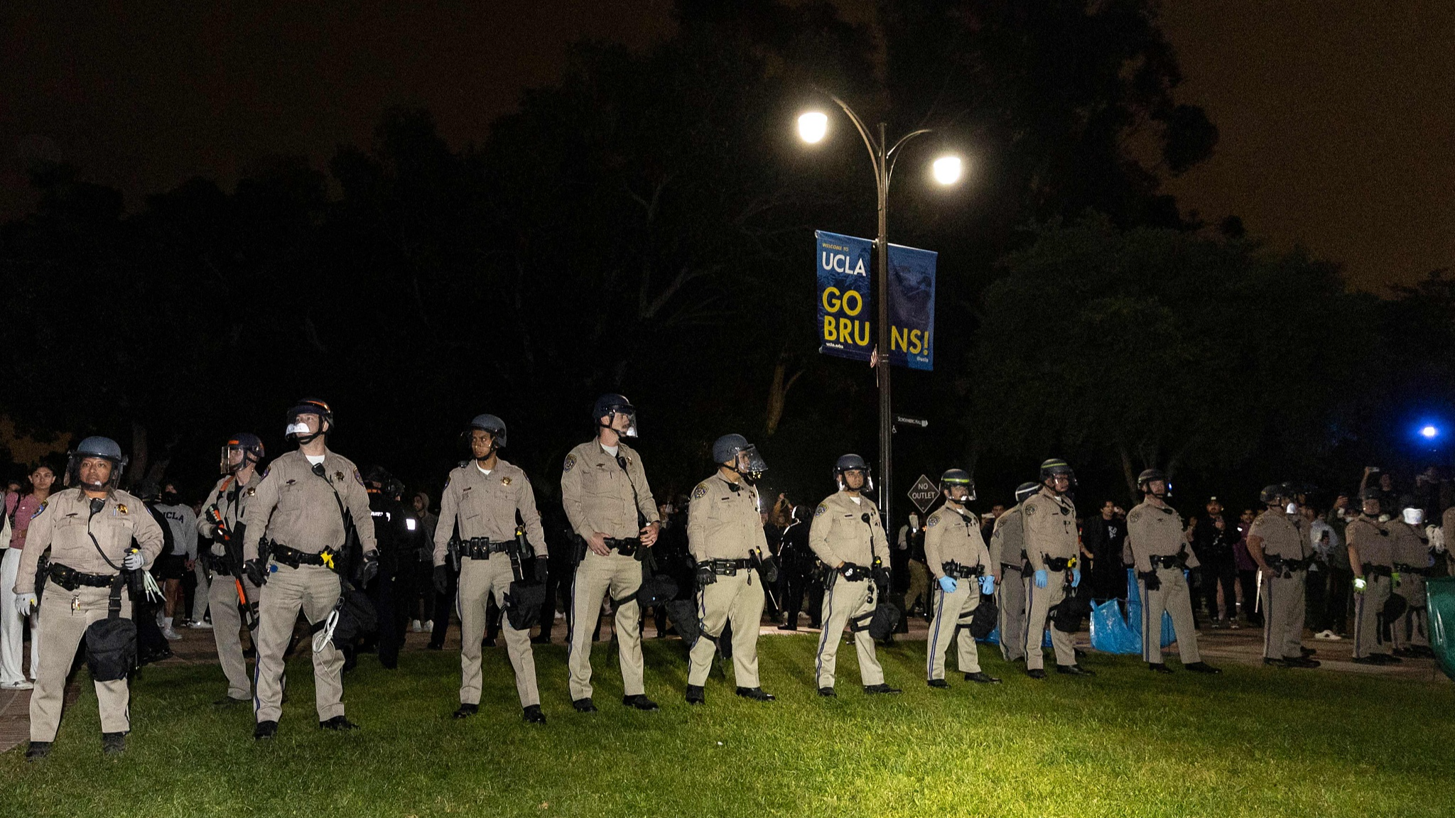 U.S. police officers stand guard after clashes erupted on the campus of the University of California, Los Angeles in California, U.S., May 1, 2024. /CFP