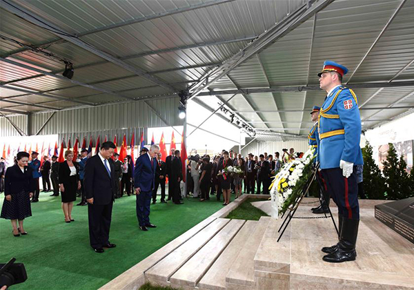 Chinese President Xi Jinping and his wife Peng Liyuan pay homage to the Chinese martyrs killed in the NATO bombing of the former Chinese embassy in the Federal Republic of Yugoslavia in May 1999, after arriving in Belgrade for a state visit to Serbia, June 17, 2016. /Xinhua