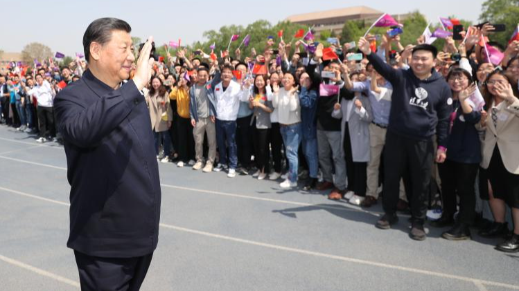 Chinese President Xi Jinping waves to faculty members and students before he leaves Tsinghua University in Beijing, China, April 19, 2021. /Xinhua