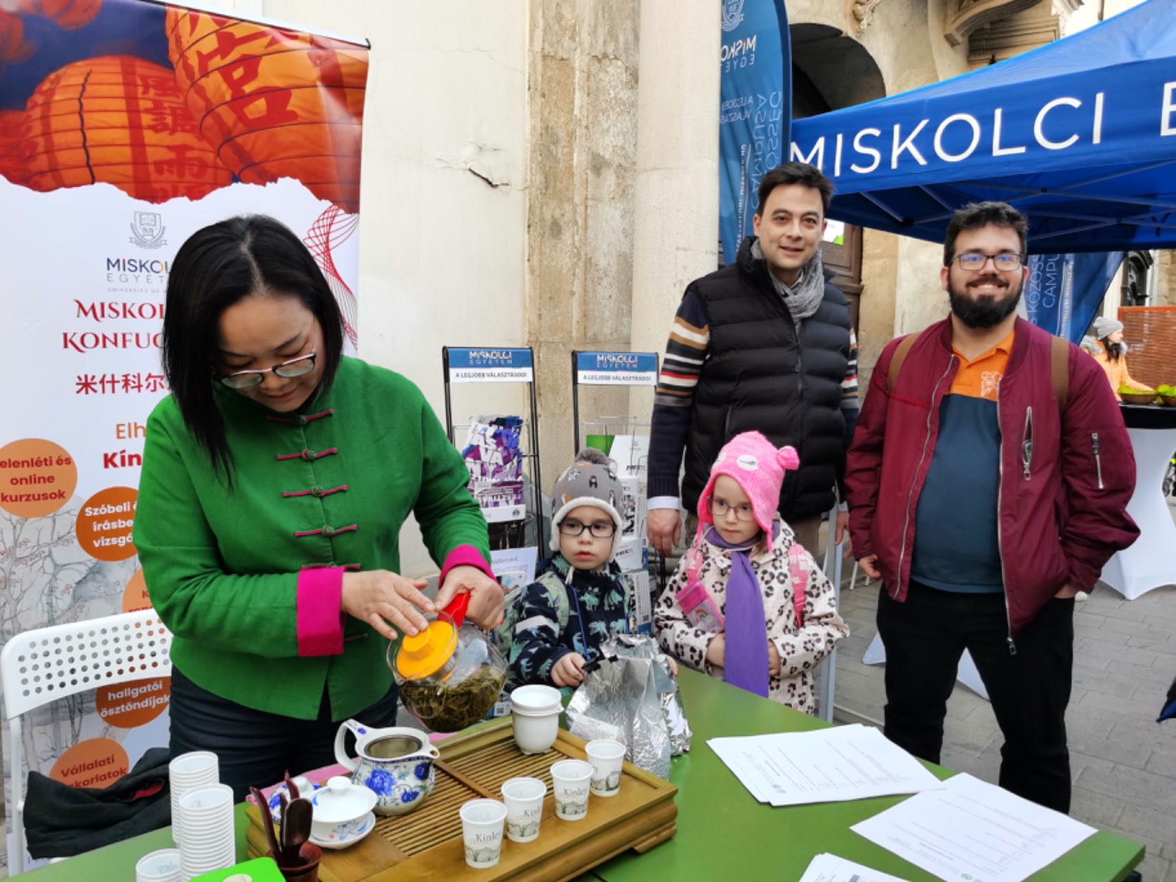 Fan Liyun makes tea for visitors to her booth during an event celebrating the Kocsonya Festival in Miskolci, Hungary, March 6, 2023. /courtesy of Fan Liyun