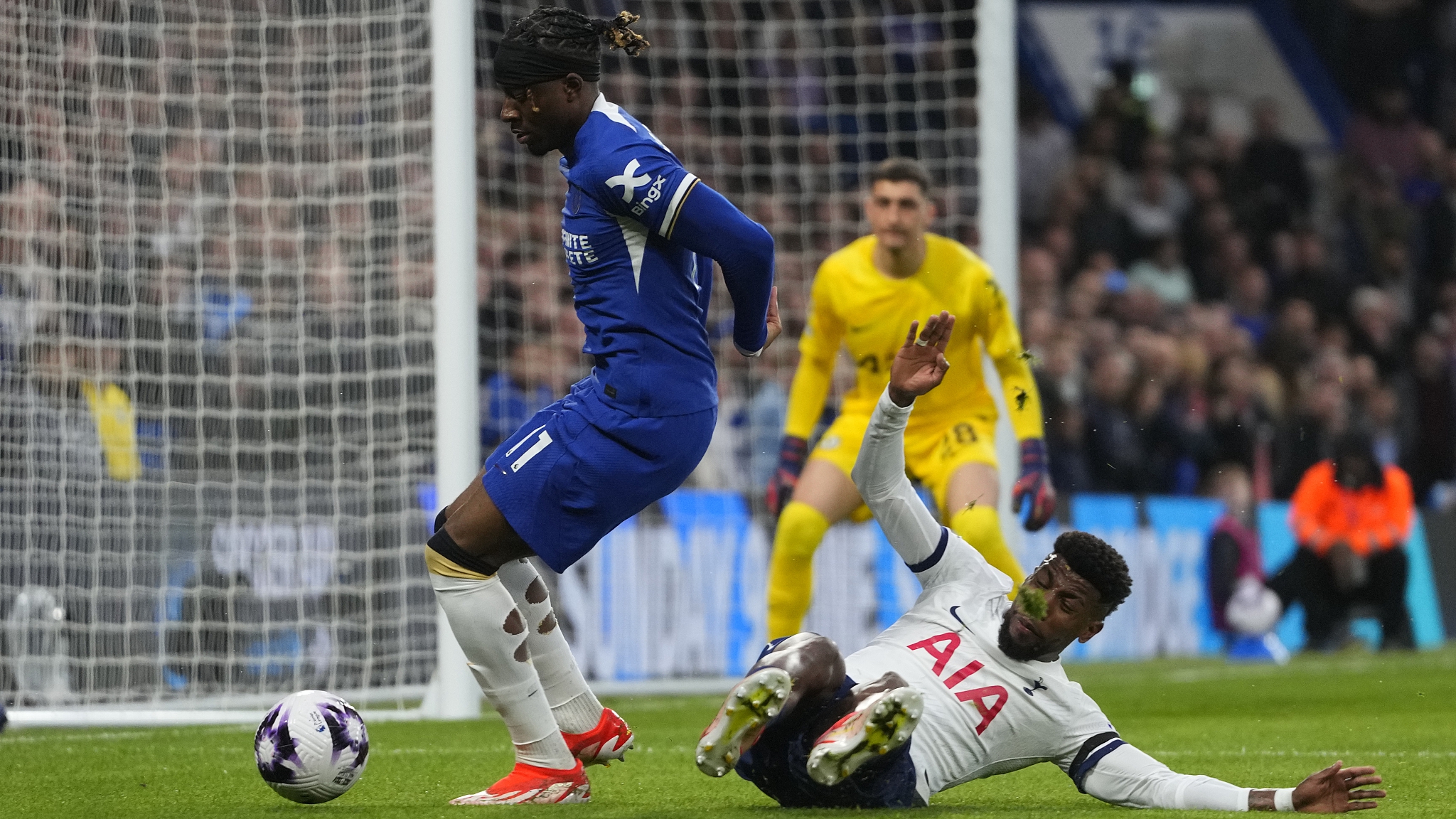 Tottenham's Emerson Royal is on the ground after a tackle by Chelsea's Noni Madueke during their clash at Stamford Bridge stadium in London, England, May 2, 2024. /CFP