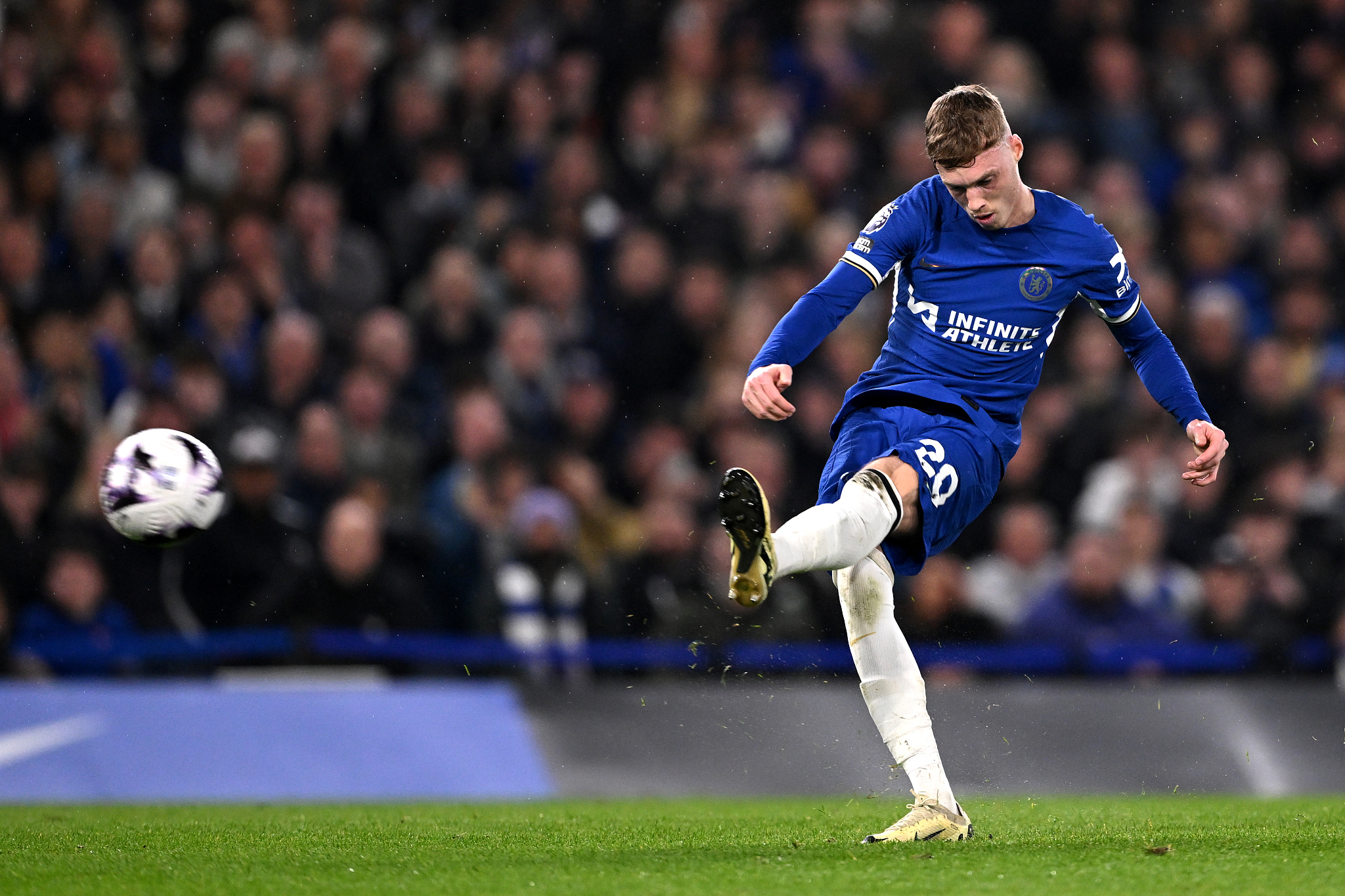 Cole Palmer of Chelsea takes a free kick during their clash with Tottenham at Stamford Bridge stadium in London, England, May 2, 2024. /CFP
