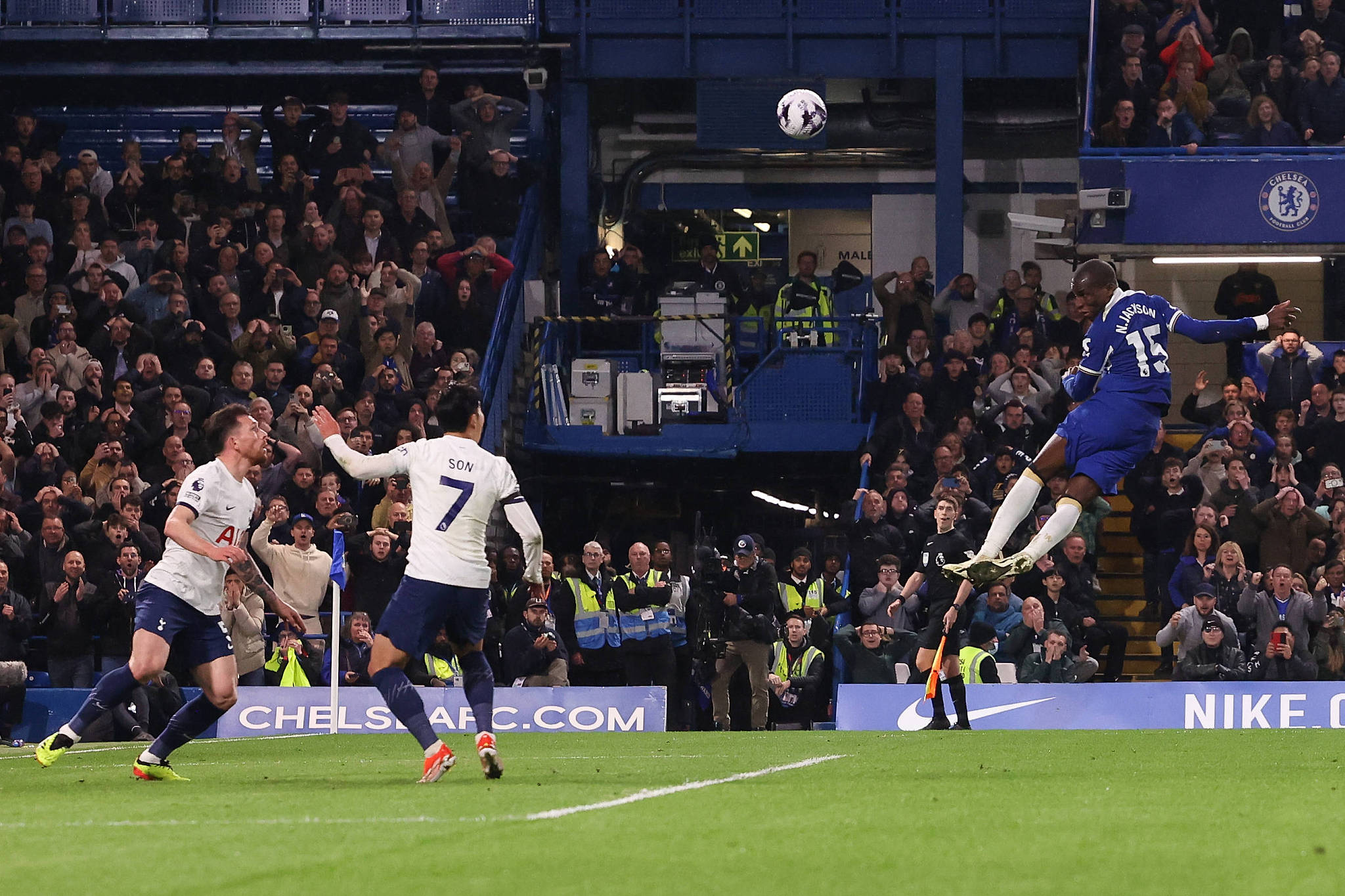 Nicolas Jackson (R) of Chelsea scores a header during their clash with Tottenham at Stamford Bridge stadium in London, England, May 2, 2024. /CFP