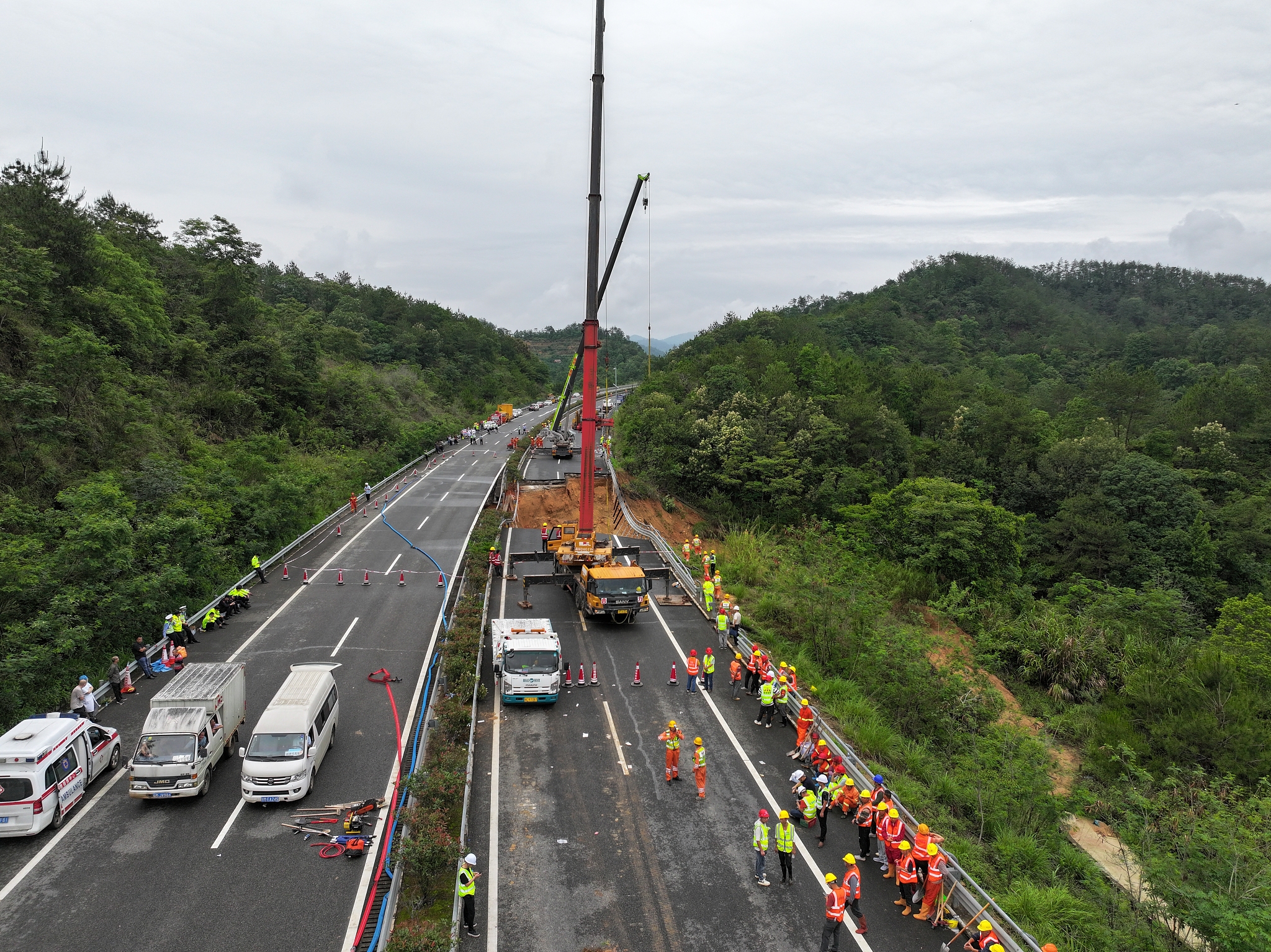 Rescue workers at the site of an expressway collapse on the Meizhou-Dabu Expressway in Meizhou, south China's Guangdong Province, May 1, 2024. /CFP