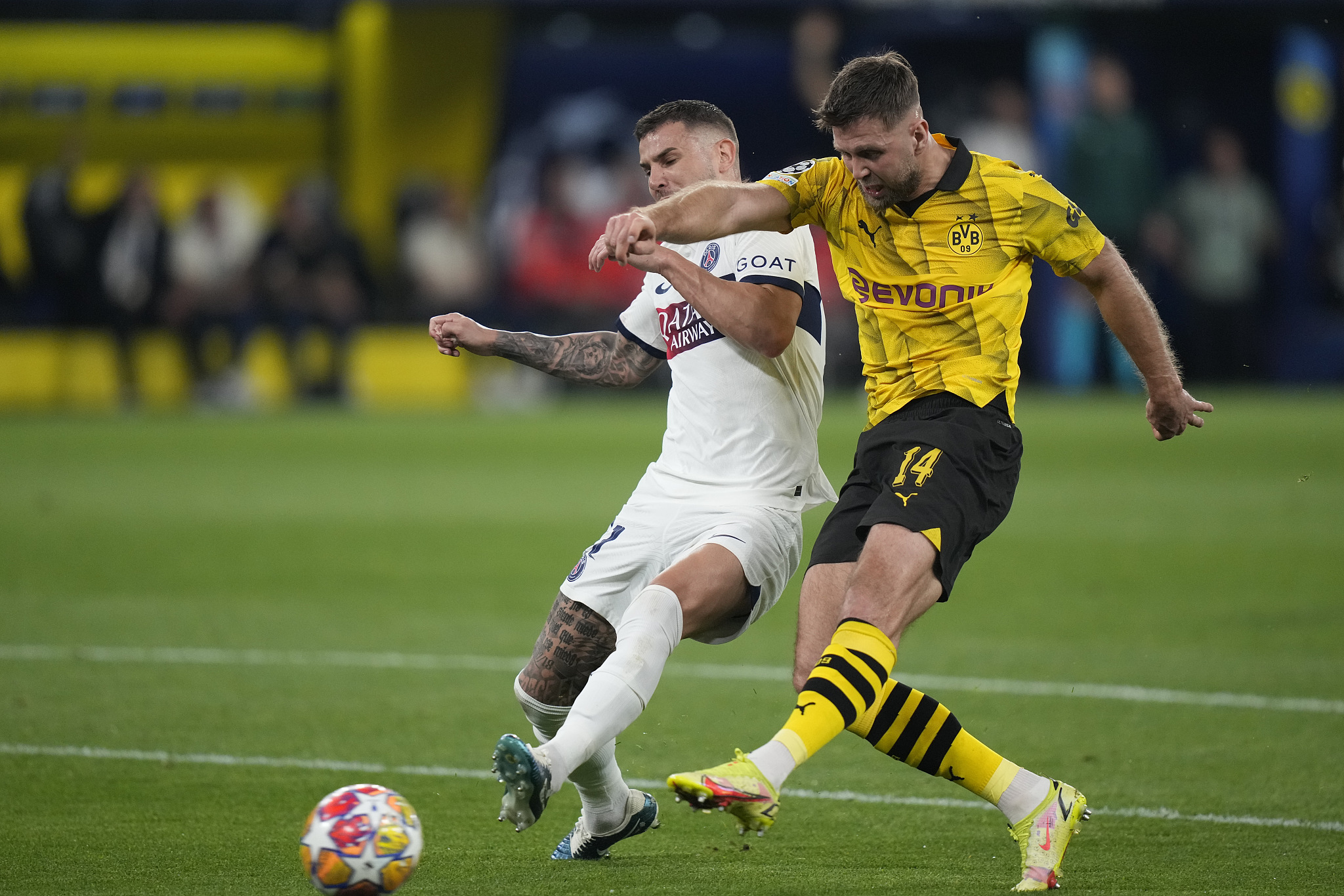 Borussia Dortmund's Niclas Fuellkrug (R) is challenged by PSG's Lucas Hernandez during their clash at Signal Iduna Park in Dortmund, Germany, May 1, 2024. /CFP