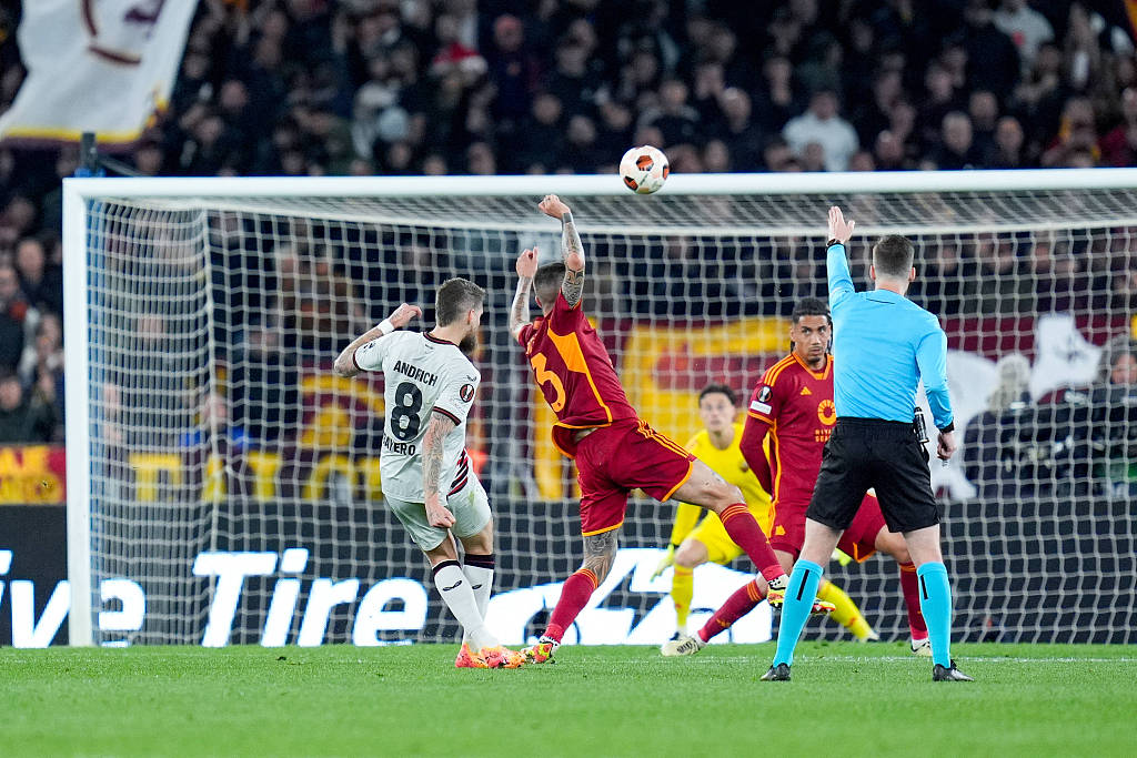 Robert Andrich (#8) of Bayer Leverkusen shoots to score in the first leg of the UEFA Europa League semifinals against AS Roma at Stadio Olimpico in Rome, Italy, May 2, 2024. /CFP