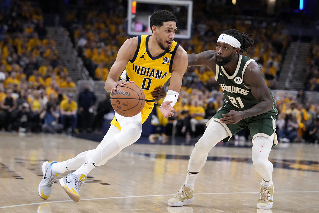 Tyrese Haliburton (#0) of the Indiana Pacers penetrates in Game 6 of the NBA Eastern Conference first-round playoffs against the Milwaukee Bucks at Gainbridge Fieldhouse in Indianapolis, Indiana, May 2, 2024. /CFP