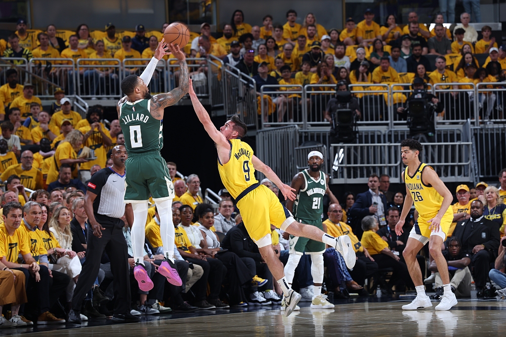 Damian Lillard (#0) of the Milwaukee Bucks shoots in Game 6 of the NBA Eastern Conference first-round playoffs against the Indiana Pacers at Gainbridge Fieldhouse in Indianapolis, Indiana, May 2, 2024. /CFP