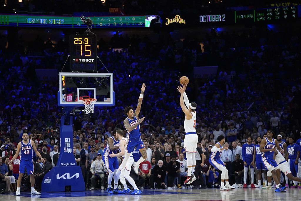 Josh Hart (#3) of the New York Knicks shoots in Game 6 of the NBA Eastern Conference first-round playoffs against the Philadelphia 76ers at the Wells Fargo Center in Philadelphia, Pennsylvania, May 2, 2024. /CFP